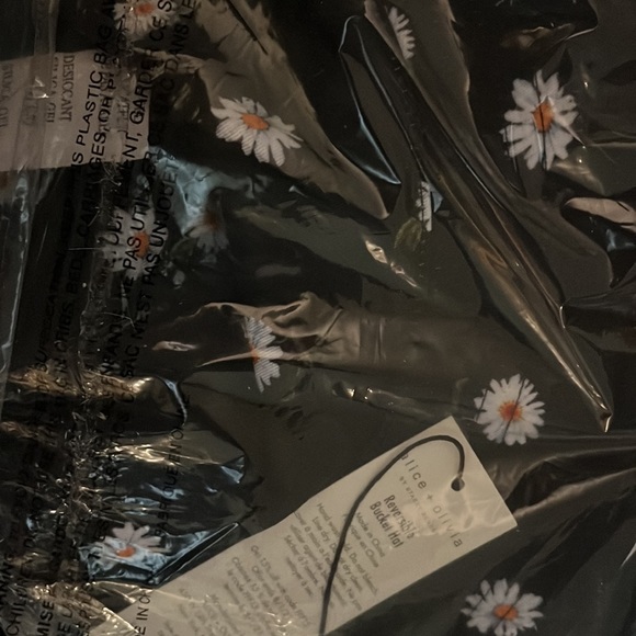 NWT Alice + Olivia Daisy Duffel bag with matching reversible hat - Picture 4 of 6